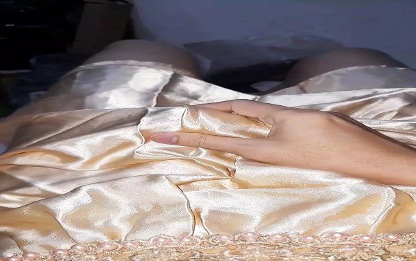 Gaun Satin Emas